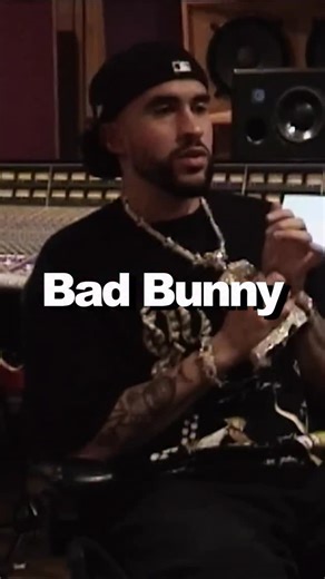 XO • Castillo on Instagram: "Bad Bunny invitó a Arcángel a tocar 3 canciones sorpresa y aparte tocó Tú No Metes Cabra exclusiva en Colombia. #badbunny #badbunnypr #dtmf #arcangel #debitirarmasfotos"