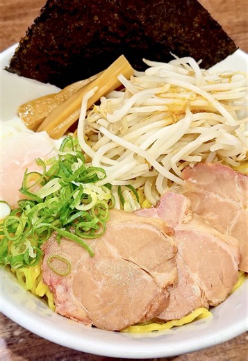 大盛無料の味噌油そば！4種の味噌をブレンドした濃厚ダレがもちもち麺に絡む一杯 【麺屋翔 みそ処】 東京都新宿区西新宿にある「麺屋翔 みそ処」へ撮影に伺いました。 麺屋翔は西新宿に3店舗、札幌に1店舗を展開。みそ処では味噌を生かしたメニューを提供しています。 今回ご紹介するのは、人気メニューの「特製味噌油そば」。 熟成した赤味噌をベースに複数の味噌をブレンドし、濃厚でコク深い特製味噌ダレに仕上げています。 麺は、数種類の国産小麦をブレンドした菅野製麺所の特製ちぢれ麺。 底の味噌ダレと具材を熱いうちによく混ぜると、味噌の香りが立ち、濃厚なタレがもちもちの麺にしっかりと絡みます。 トッピングは焼豚3枚、茹でもやし、温玉、メンマ、ネギ、海苔。 厚切りの焼豚はやわらかく食べ応えがあり、もやしやネギ、メンマの食感もアクセントになっています。 温玉を崩せば、濃厚な味噌ダレがまろやかな味わいに。 途中でお酢とラー油を加え、酸味と辛味を効かせて食べるのもおすすめです。 油そばは、並盛から大盛まで無料でサイズを選べます。 濃厚な味噌のコクとほどよいジャンク感が楽しめる、みそ処ならではの一杯です。 ■店舗情