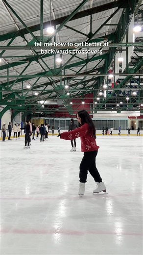 Master Backwards Crossovers in Ice Skating
