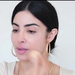 pretty glam for the holidays ✨ ———- @teamiblends Green Tea Detox Mask Use code ELWA20 for 20% off made my skin so smooth and even. No bumps and texture 🙌 #teamipartner @toofaced Born This Way Foundation in neutral beige @bareminerals Mineralists eyeliner in topaz @ctilburymakeup Filmstar Palette @colourpopcosmetics lipoid pencil @maccosmetics lipstick in hug me @ctilburymakeup in Cheek to cheek blush ✨ ——— #hoidaymakeup2021 | Elwa__