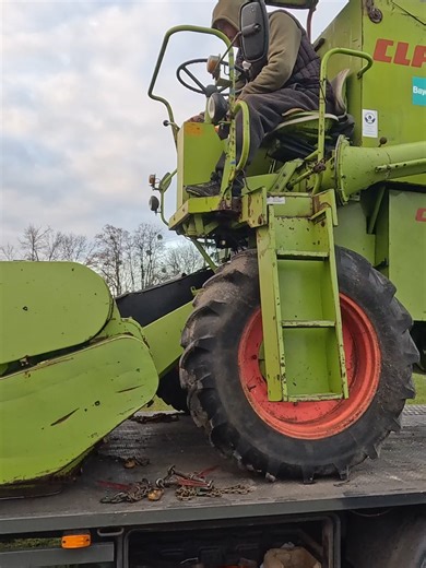 Delivery and unloading of a CLAAS Compact 30 combine harvester. November 2025, a calm village day in Malyi Mytnyk, Vinnytsia region. Agricultural logistics in real working conditions 🚜 #CLAAS #Compact30 #CombineHarvester #AgriLogistics #FarmLife #HarvestMachine #HeavyTransport #UkraineAgro #RuralLife