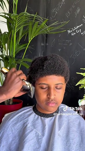 TUTO - TRANSFORMATION AFRO – Low Taper Fade propre & naturel. Aujourd’hui, je vous montre une grosse transformation sur cheveux afro : un low taper fade bien fondu, naturel et précis. Je vous partage aussi mes meilleurs tips pour réussir ce fondu, même sur textures épaisses. ÉTAPES CLÉS DU FONDU : \t1.\tPréparation du cheveu : \t•\tBrosser ou peigner les cheveux dans le sens de la pousse. \t•\tSi besoin, désépaissir légèrement avec des ciseaux sculpteurs pour mieux contrôler les volumes. \t2.\tD