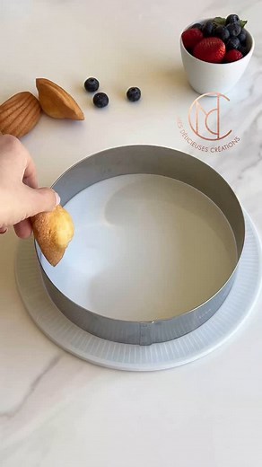 J’ai reçu une vague de haine pour… un gâteau. Oui, une simple charlotte revisitée avec des madeleines autour. Une recette pensée avec le cœur, pour celles et ceux qui n’ont pas forcément le temps, qui veulent faire plaisir avec des produits accessibles. Et pourtant, certains se sont permis de dire que c’était un « gâteau IKEA », « sec », « horrible ». Derrière l’écran, on oublie souvent qu’il y a un humain. Derrière cette vidéo, c’était moi. Et si un gâteau déclenche autant de haine, j’ose à pei