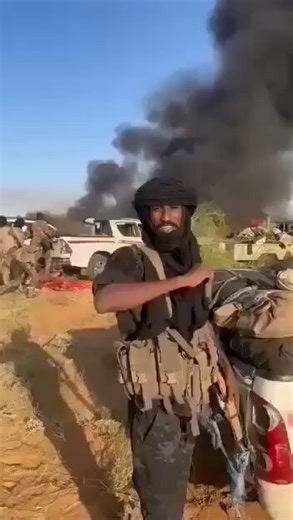 苏丹穆斯林武装分子高呼“真主至大”，在燃烧的车辆旁屠杀基督徒的视频曝光！视频中：沙漠烈焰冲天、浓烟滚滚，一群全副武装的男子身穿战术背心、头裹头巾，高举AK步枪和拳头，兴奋狂欢、放声高喊，脸上全是得意的笑容……苏丹内战中针对基督徒的屠杀正在发生……