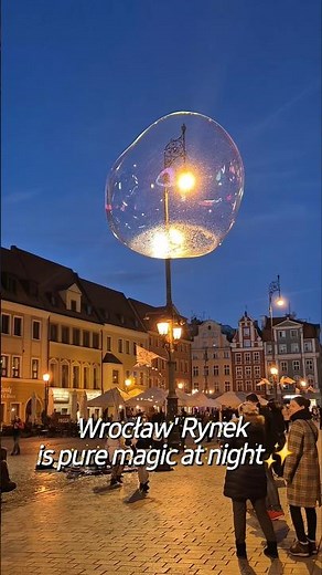 Wrocław's Rynek is pure magic at night✨️ (Giant Bubbles Street Art)