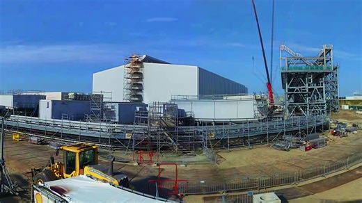 Bouwen aan de toekomst van groene waterstof. Op de Tweede Maasvlakte in Rotterdam bouwen we aan Holland Hydrogen 1, Europa’s eerste grote waterstoffabriek. Met elektrolysers van 200 MW produceert de fabriek groene waterstof, aangedreven door stroom van het offshore windpark Hollandse Kust Noord. De waterstof zetten we in om onze eigen fabrieken bij Shell Energy and Chemicals Park Rotterdam te verduurzamen en de CO2-uitstoot te verminderen. Ook biedt het de mogelijkheid voor zwaar vrachtvervoer e