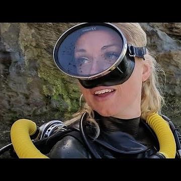High Quality and top trending scuba diving gear dresses and latex full face gas masks
