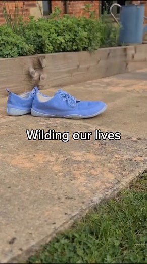 All Wildling models in all sizes (except the high-cuts) come with a little hack 🙂 Without reinforcements or caps to hold the upper rigid, slipping them on and off becomes easy. After adjusting and tying the laces, the back part can be stepped on for a smooth slip-in, rolling forward with the toes. A gentle pull on the back loop, a quick adjustment of the tongue - and ready to go. A soft step on the heel - and they slip off just as easily - wilding our lives with every step 🦊 👣 Alle Wildling-M