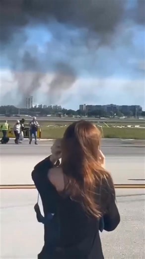 12K views · 106 reactions | Plane catches fire after crash-landing at Miami airport. Footage: https://t.ly/fZxSO | Landing Linker | Facebook