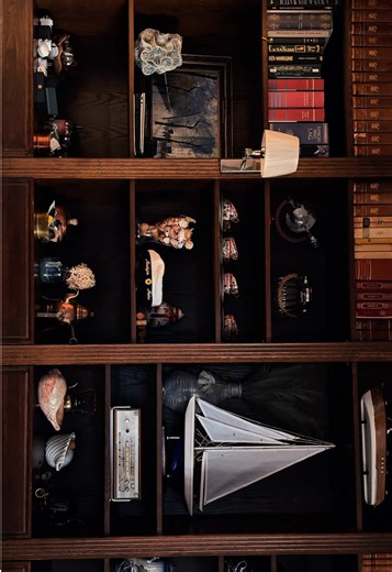 Vintage like you’ve never seen before. 🤎 Living in a 120-year-old house means honoring its style and atmosphere 🕯️ This feature might not serve the most practical purpose… but it brings so much character and beauty into the space — and that’s more than enough ☺️ #vintage #villa #oldhouse #retro #home