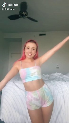 Pass the shake challenge? ✨ACCEPTED ✨ IT DOESNT MATTER WHAT YOU WEAR as long as you’re staying active❤️ #passtheshakechallenge #ad @flattummyapp