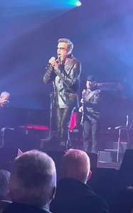 Florent Pagny vient d'annoncer la sortie de son nouvel album. Il est également de retour sur scène pour notre plus grand bonheur. Vous allez le voir dans quelle ville ? A cette occasion revenons sur la tournée de ses 60 ans. Voici un extrait de Lille en novembre 2021. 📷 Philippe Jauniaux ~~~~~~~ #florentpagny #pagny | Fan de concerts