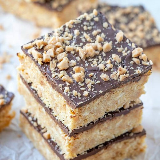Sweet, salty and super easy these Homemade Skor Bars are a fast fix dessert recipe that has 4 ingredients and whips up in minutes! Recipe: https://tornadoughalli.com/homemade-skor-bars/ | Tornadough Alli
