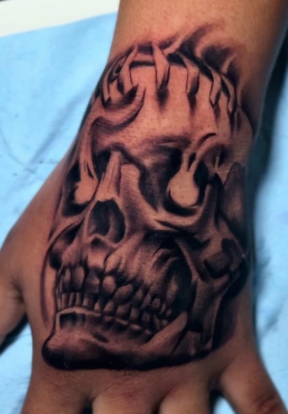 Tatuaje de Calavera en la Mano - Estilo Único