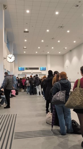 Confusión en la estación de tren de A Coruña en la primera jornada de huelga. El tren que debería haber salido a las 09:39 a Vigo Guixar todavía no ha podido salir, con media hora de retraso. La nueva hora estaba programada para las 10:05 y aun no ha efectuado su salida #acoruña #coruña #lacoruña #galicia #quincemil15000 | Quincemil