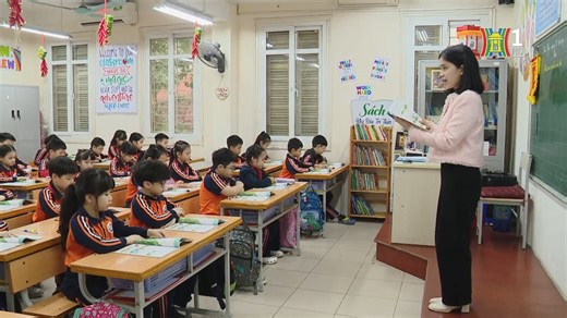 🛑 SẼ DẠY TIẾNG ANH BẮT BUỘC TỪ LỚP 1 Các trường học trên cả nước sẽ triển khai dạy học môn tiếng Anh bắt buộc từ lớp 1 của Chương trình Giáo dục phổ thông thay vì từ lớp 3 như hiện nay. Đây cũng là 1 trong những nội dung chính nhằm thực hiện Đề án “Đưa tiếng Anh thành ngôn ngữ thứ hai trong trường học giai đoạn 2025-2035, tầm nhìn đến năm 2045”. #tintuc #news #thoisu #hanoionline #daihanoi | Hà Nội Online