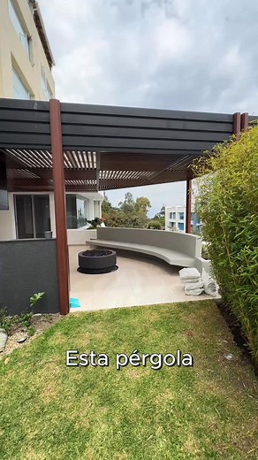 Transformamos este espacio exterior en el lugar ideal para compartir momentos únicos. Con una pérgola de diseño elegante y frontón negro 🖤, creamos un área multifuncional: BBQ para parrilladas con amigos y una sala exterior acogedora con chimenea 🔥 #Estudio3A #PérgolasCorredizas #TestimonioCliente #DiseñoExterior #TransformaTuHogar #PatioPequeño #HogarPerfecto #SinMantenimiento #EspaciosParaCompartir #ArquitecturaFuncional #SolucionesCreativas | Estudio 3A