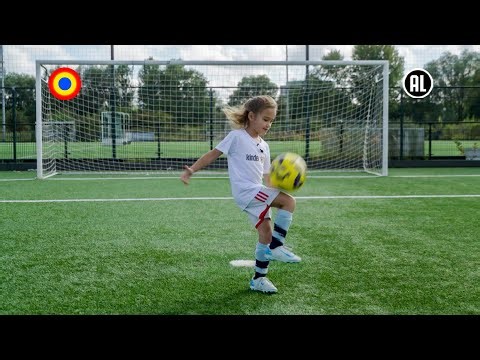 Clara is the only girl on her soccer team ⚽ 💪 | Soccer Heroes | Childhood KRO-NCRV
