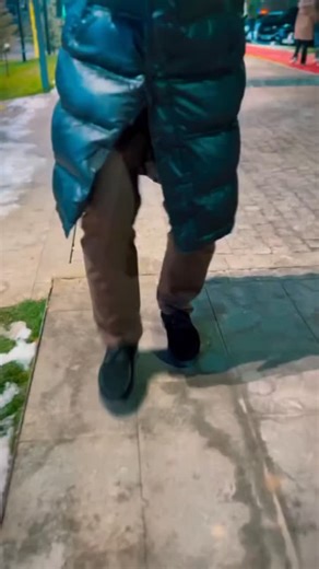 umirzakjan tiger on Instagram: "Obuna boʻling 😂 日本利用压电瓷砖将脚步转化为电能。这些瓷砖捕捉来自你脚步的动能。当你行走时，你的重量和动作会对瓷砖产生压力。瓷砖会轻微弯曲，从而产生机械应力。瓷砖内部的压电材料将这种应力转化为电能。每一步都会产生少量电荷，而数百万步结合在一起就能产生足够的电力来驱动 LED 灯、数字显示屏和传感器。在像涩谷车站这样繁忙的地方，每天大约有 240 万个脚步为这一系统作出贡献。这些电能可以被储存或立即使用，从而减少对传统电力来源的依赖，并支持可持续的城市基础设施。这种方法将日常运动转化为实用的可再生能源 #日本 #知识 #事实 #你知道吗 #推荐 科技 创新 历史 技术 实验 热门"