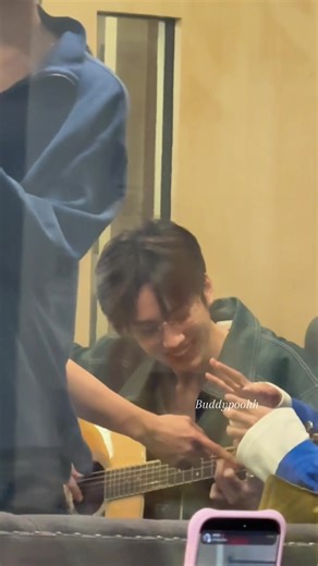 หนุ่มตี๋ใส่แว่นเล่นกีตาร์ ติ๊กถูกทั้งหมด🥹😭 @phutatchai #PHUTATCHAI #Flex1045xBUS_SoBlue #Bus_Soblue #BUSbecauseofyouishine