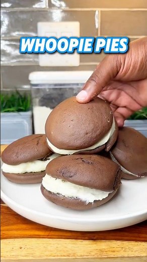 How to Make Whoopie Pies #dessert #countryrecipes #baking #easyrecipes
