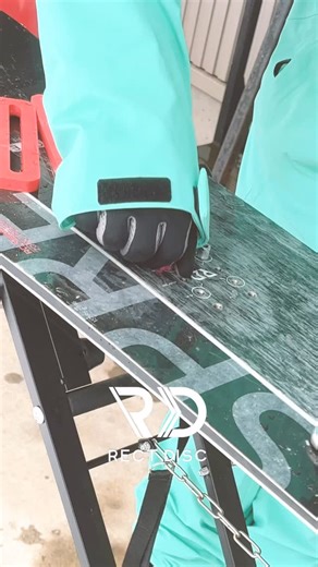 RECT DISCというプレートはつま先、踵方向にセパレートされていて、尚且つやわらかめな素材を使っている事で板の性能にほぼ影響なく使えます。 取り付け方法も至って簡単で、何より元々付いている純正ビスをそのまま使える事に利便性を感じています。 プレートを噛ます事で、本来操作性を失いがちですが、このプレートを使ってトリックがやりにくくなった事はありません。 なぜなら、足元が硬くならないからです。 それでいて板が立てやすく、振動吸収もしてくれる優れものです。 このプレートは様々なモデルが存在する事により用途により使い分ける事が出来る事もあらゆるユーザーの方々にご使用してもらえるはずです。 メーカーホームページには、診断テストで皆様に適合するモデルを導いてくれるので、是非試してみてください。 filmer @su_hiromichi_sb @ai___takemoto partner ship board @spread_snow @rd_series RD 158W boots @headsbjapan RAKER BOA binding @spbindings_japan TEAM pl