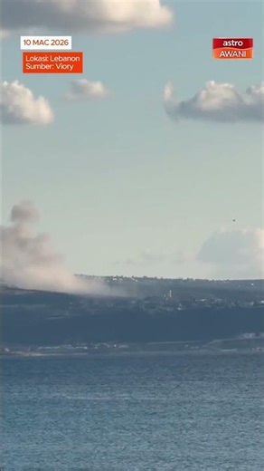 Kepulan asap terlihat di kawasan perumahan selepas serangan udara oleh rejim Israel di Lebanon