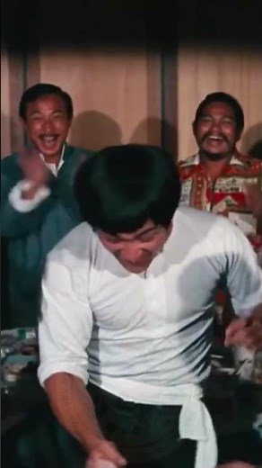 Una escena de Bruce Lee rompiendo palos de madera con un solo golpe en la película The Big Boss