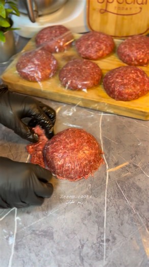 ‎Reem olayan 🇵🇸🇯🇴 ريم عليان‎ on Instagram‎: "المعجوقة الحلبية🔥🔥 اكلةً اكلة يا جماعة لازم تجربوها احفظوها عندكم وضيفوني للمزيد من الوصفات المميزة🤍 ____________ ‏@reeem.cooks ‏@reeem.cooks _____________ المقادير عملوا معي ١٢ حبة حسب جحم الصحن المستخدم المقادير ٢ كيلو لحم مفروم ناعم ملح فلفل اسود رشة بهار مشكل الحشوة الكميات حسب رغبتكم حبة بصل كبيرة حبتين فليفلة حجم كبير علبة فطر طازج جبنة موتزريلا وقشقوان او موتزريلا حسب الرغبه ملاحظه فيكم تضيفوا للحشوة فليفلة ملونه او ذرة حسب رغبتكم وذوقكم