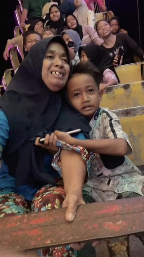 Foto Cinta Pertamamu & Ibu Sedih