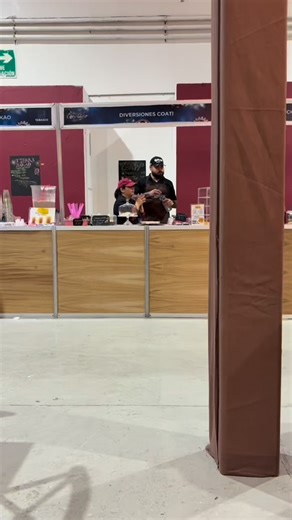 Cuando uno es el jefe… hay que estar pendiente de sus negocios Tantito los deje para ir a conocer el parque y los encuentro en plena platicada | Diversiones Coati