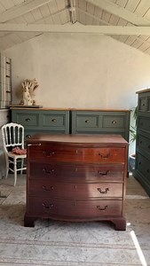 How i upcycled this pair of chest of drawers that i bought on @ebay_uk using @frenchicpaint “Olivia” - - - #furnituremakeover #smallbusiness #vintage #antiques #vintagestyle #furniture #flippingfurniture #vintagedecorhome #furnitureflip #furnituredesign #upcycle #upcycling #upcycled #upcycledfurniture | Vintage Living Home
