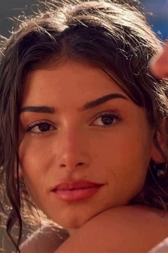 U francuskom rečniku postoji reč RETROUVAILLES (retruvaj). Bukvalan prevod na srpski bio bi ponovni susret, ali je sve sem toga. Ona precizno označava ponovno pronalaženje osoba koje su se davno izgubile, a bar jedna nikada nije prestala da misli o drugoj. To nije nikakav bajkoviti povratak prijateljstva ili ljubavi, već sučeljavanje sa davno potisnutim delom sebe. U filmovima se taj momenat često romantizuje, ali u stvarnosti on može da znači i pomirenje sa samim sobom, zatvaranje jednog poglav