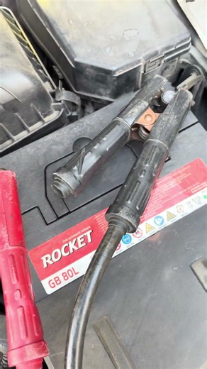 차가 가다 전기가 나가고 배터리 불들어 오면 발전기(알터네이터) 교환 필요 #발전기 #알터네이터#배터리전기충전불량#멀티테스트기로ㅂㅐㅌㅓㄹㅣ찍었을때 13V이상나와야 알터ㄴㅔ이터 양호