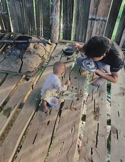 Poor baby eating Noodle | បន្ទប់ថែទាំជម្ងឺ ភូមិឡឥដ្ឋ