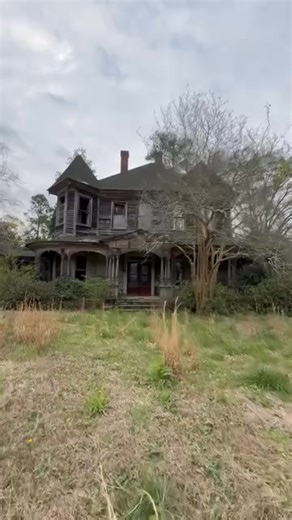 Hate to see this beautiful old house just so neglected and crumbling.. | A lady called Johnna