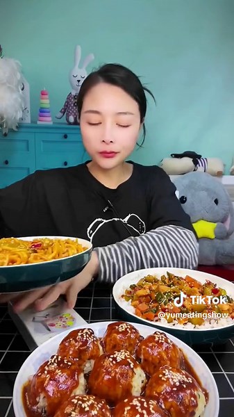 Chinese ASMR Mukbang Eating Noodles for Stress Relief