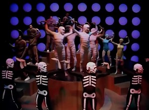 Dans les coulisses surnaturelles du tournage du clip AROUND THE WORLD de Daft Punk, réalisé par Michel Gondry en 1997. 🪩 | SensCritique