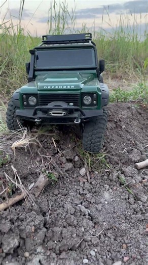 Traxxas TRX4 Defender Off-Road Beast! 🚙💨