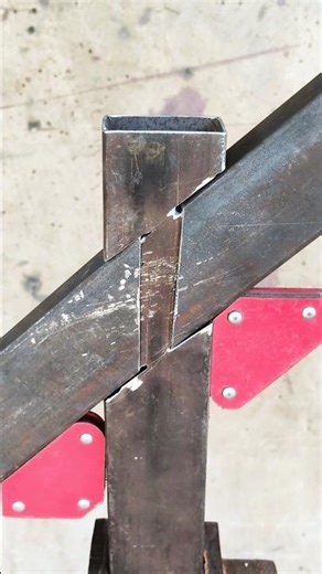 Many people are not aware of the trick of joining two railings of the stairs together