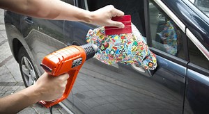 Autocollants & stickers : nos astuces pour les retirer sans laisser de traces