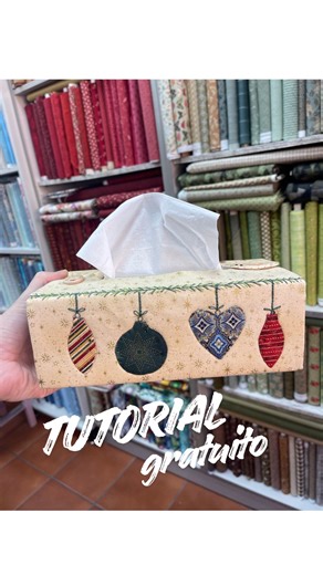 Bernapatch • Patchwork Design on Instagram: "Hoy te enseñamos cómo hacer esta funda para caja de pañuelos navideña, perfecta para decorar tu casa o para regalar en estas fechas tan especiales 🧵🎁 👉 El tutorial es GRATIS Sí, sí… te lo regalamos 🎉 Hemos preparado el PDF + patrón para que puedas coserla paso a paso, a tu ritmo y con tus telas favoritas. 📌 Copia y pega este enlace: https://drive.google.com/drive/folders/1-m2bkkmZowjg2MUWt68W7qnQD11TGjq3 📨 o envíanos un MD con la palabra FUNDA P