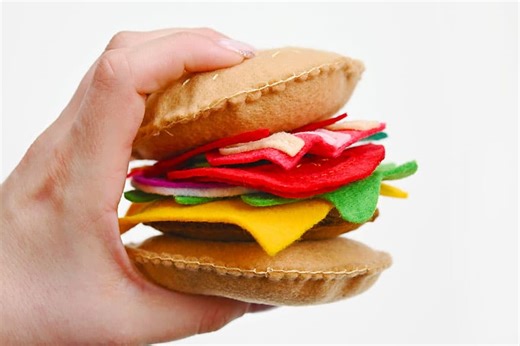 Felt Burger Pattern – Free DIY Felt Food Toy for Pretend Play