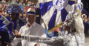 Lula acompanha desfile na Sapucaí com Alckmin, ministros e banqueiro André Esteves