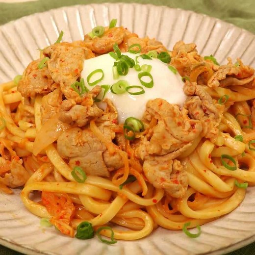 一度食べたらクセになる！ 豚キムチ焼きうどんのレシピ動画・作り方 | デリッシュキッチン