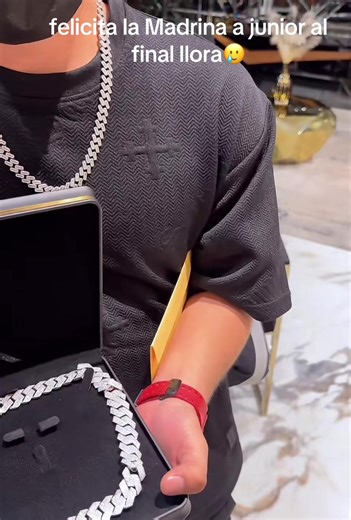 Felicidades a Junior: Un Momento Emotivo con la Madrina