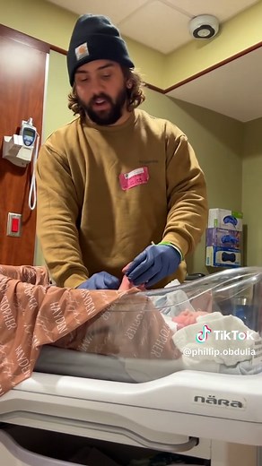 Dad’s first diaper change 🤣🤣🤣#funnyvideos #laugh #usa #funnymoments | diaper change