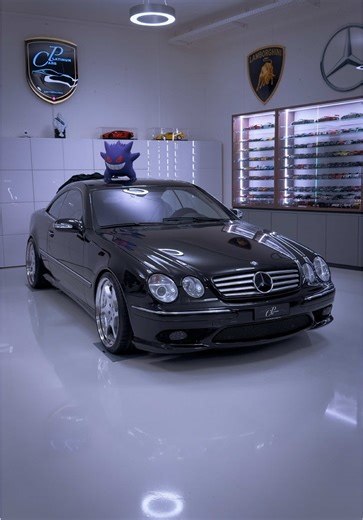 „Aus Leidenschaft wird Präzision. Aus Präzision wird Perfektion.“ 📸@platinumcars.ch • • ✅PAINT CORRECTION ✅EXTERIOR DETAILING ✅INTERIOR DETAILING ✅PAINT PROTECTION CERAMIC COATING & PPF ✅TUNING RENNTECH • • #foryou #detailing #autodetailing #cardetailing #amg Platinum Cars GmbH setzt auf zertifizierte Detailing-Dienstleistungen und kombiniert traditionelle Methoden (z. B. Carnaubawachs mit bis zu 76 % Reinheit) mit modernen Technologien wie Keramikbeschichtungen KAMIKAZE COLLECTION (hitzebestän