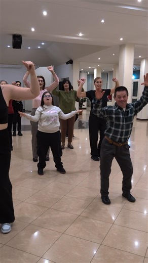 SE LA CANTANO E SE LA BALLANO 😂 #esibizionista #annalisa #socialdance #ballodigruppo #dance