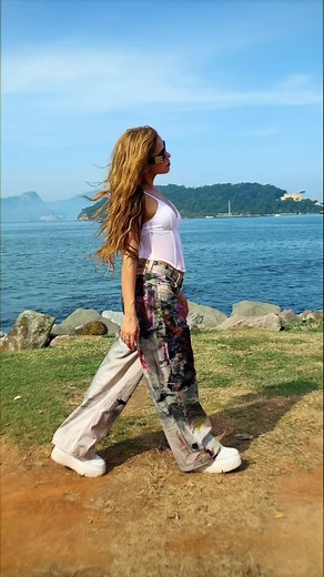Essa loba tá animada (porque tá no Rio) She wolf is hyped (because she is in Rio)